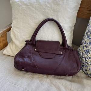 Handväska i en snygg lila färg💜 Köpt second hand så vet inte vart den kommer ifrån!