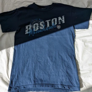 Boston tshirt  - Blå tshirt köpt i Boston, stadigt bommulstyg