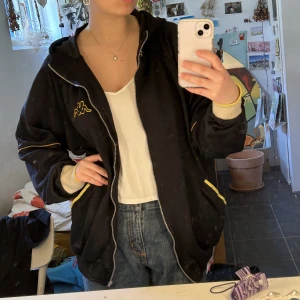 Luvtröja - Luvtröja från kappa. Väldigt oversized men otroligt snygg och skön. Köpt secondhand och jag älskar den!! Den har inga hål eller tydliga fläckar men den känns väldigt vintage!