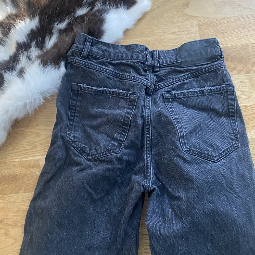 Jättefina högmidjade jeans från pull&bear, har stora hål på båda benen och ger kroppen en jättefin figur!!💗. Jeans & Byxor.