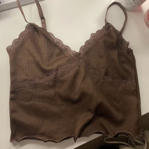 Hm topp - En hm topp i brun. Helt oanvänd i storlek xs/s. Säljer för 50kr❤️