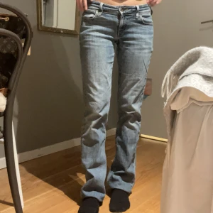 Vintage lowrise Levis - Säljer mina vintage Levis jeans. Lowwaisted. De är lite slitna men har inga hål mer än inne i midjan eller några skador. Storleken passar mig som brukar vara runt en 34a. 💗💗