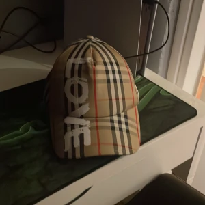 Burberry keps  - Säljar den för att den är för stor