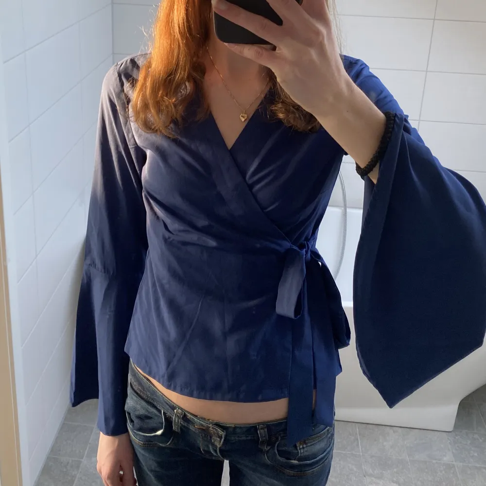 Jättefin mörkblå blus från NAKD som tyvärr är lite liten för mig ❣️säljer för 80kr+ frakt. Blusar.
