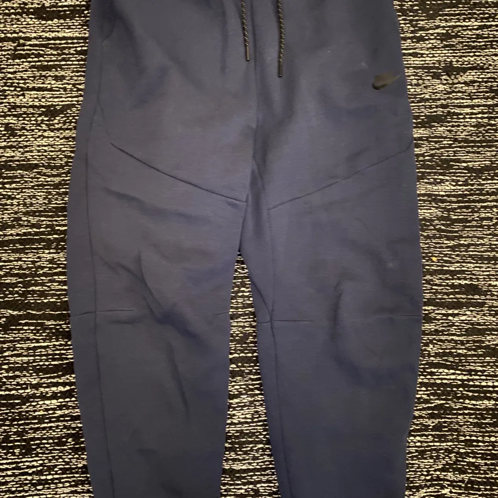 Storlek M Nike tech fleece Navy Blue 🇬🇧  Köpt på JdSport förra året men ej gått till användning. Köparen står för frakten. Buda på!🙂 (Obs inga meet ups). Jeans & Byxor.