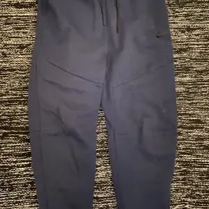 Storlek M Nike tech fleece Navy Blue 🇬🇧  Köpt på JdSport förra året men ej gått till användning. Köparen står för frakten. Buda på!🙂 (Obs inga meet ups)
