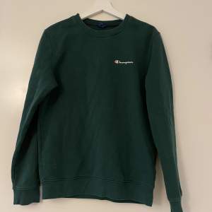 Crewneck från Champion. Unisex storlek S. Fint skick.