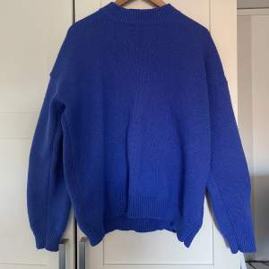 Säljer denna blåa stickade tröja i stl L då jag inte längre använder den! Säljes för 80 kr, frakt tillkommer❤️