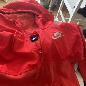 Nike kofta - En fin nike kofta i storlek S/M. Fläck som inye går bort och ett litet hål men inget man tänker på.