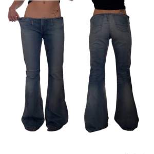 Lågmidjade jeans i flare-modell från Hudson! Jättefina, men lite stora på mig! MÅTT: midja 95 cm, innerben 87 cm, jag är 177 cm lång❣️