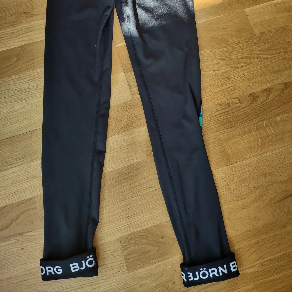 Jumpa byxor av Björn Borg som aldrig har använts och är helt ny och coola mönster och färger på framsidan och på backsidan är det svart och på insidan längst ner så kan man vicka upp den så det står Björn Borg. Jeans & Byxor.