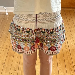 Zara kjol - Säljer min jättefina kjol från zara för att den inte kommer till användning den är super fin att ha till sommaren!☀️☀️köpt  för 400kr 