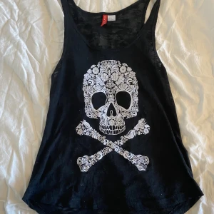 Dödskalle Linne - Ej använd, köpt på sellpy <3