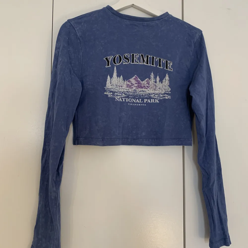 Långärmad topp som ser vintage ut, så snygga detaljer i tyget som ser slutet ut, (designen är så). Bra skick! Köpt på asos. T-shirts.