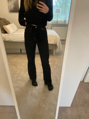 Levis jeans - Ett par jätte fina svarta mid waist jeans från Levis, säljer pågrund av att dom är för små för mig, jag är 1,61cm✨Modellen säljs tyvärr inte längre✨Dom är andvända men har inte några defekter. Priset går att diskutera.