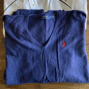 RALPH LAUREN TRÖJOR -  Gott skick. Inga skavanker/fläckar: Vit i längst upp: storlek M 400 kr Lila längst ned: storlek Xs 400 kr  Ralph Laurentröja av Linnetyg: Storlek XS men passar även S 400 kr  1000 kr jämt för alla 