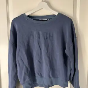 Mörkblå sweatshirt från MSCH Copenhagen. Fick den i present men den var för liten, alltså aldrig använd. 