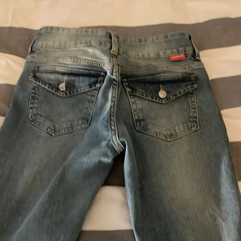 Storlek: 36 i midjan, och 165-168 i längden.. Jeans & Byxor.