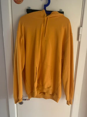 Gul hoodie  - Gul hoodie från HM Använt skick