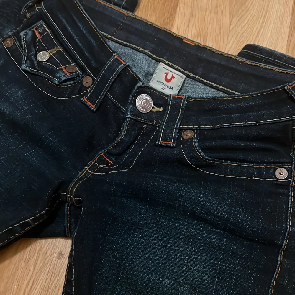 Hej!! Säljer dessa jeans eftersom jag har för många lol. Det är mörkblåa o i jättebra skick, känns typ som nya! Skriv vid frågor osv :) . Jeans & Byxor.