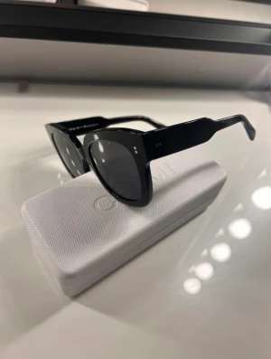 Chimi solglasögon  - Säljer mina jättefina svarta chimiglasögon i färgen svart, modell 08. Superfina i skicket, byter eventuellt mot svarta 07💓💓💓 Kontakta för fler bilder!