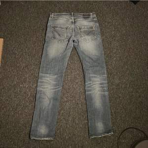 Dondup jeans i straight leg fit i strlk 34. Ord pris 2700kr