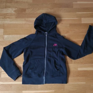 Vintage nike zipup - Skitsnygg vintage nike zip-up, den är använd men inte sönder på något sätt. Står storlek XL, men står även att den passar 158-170cm (passar perfekt på mig som har S). Kan fraktas men köparen står för frakten 💕
