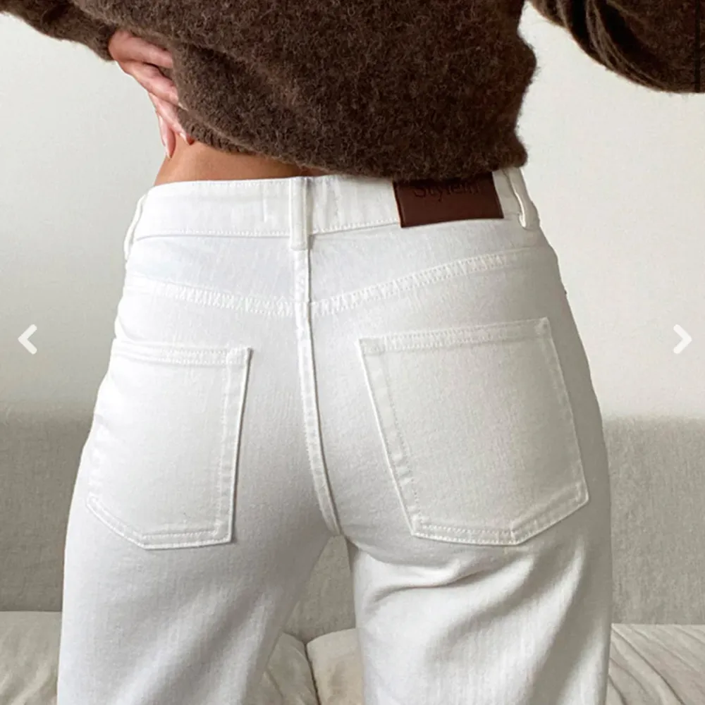 HELT oanvända för de är för korta för mig! Croppade vita raka jeans! . Jeans & Byxor.