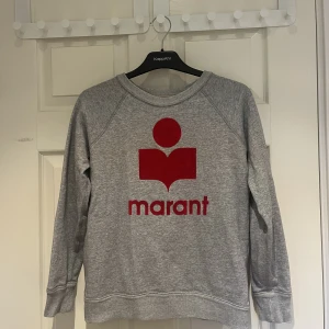 Isabel Marant tröja - Säljer min fina tröja från isabelmarant då jag inte har användning för den längre. Jag har använt den mycket, men tröjan är fortfarande i bra skick (därav priset). Kontakta mig för mer info. Köparen står för frakt 😊