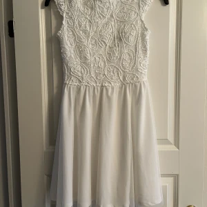 STUDENTKLÄNNING  - Jättefin student/skolavslutnings klänning från bubbleroom i storlek 34. Använd en gång, som ny. Pris kan diskuteras, frakt ingår inte. Skriv privat om ni undrar något💕💕