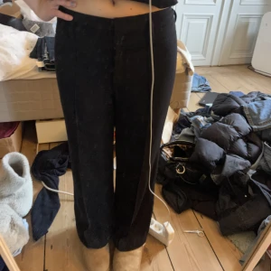 Lågmidjade kostymbyxor - Säljer dessa supersnygga lågmidjade kostymbyxor då de inte kommer till användning! Märket är Kello och de är i storlek 36!💞