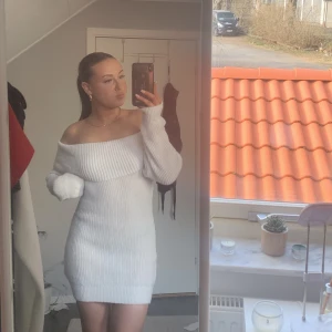 Stickad klänning - Off shoulder 