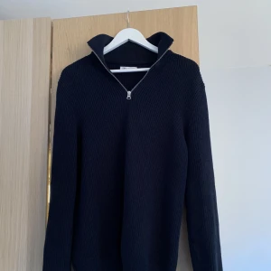 Stickad ziptröja - Snygg stickad zip tröja med krage från Zara i färgen marinblå. Tröjan är i bra skick och säljs då den inte kommer till användning. Priset kan diskuteras. Pm för fler bilder eller frågor