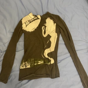 lång armad topp - lång armad topp, tycker den sitter lite tight på mig och är därför jag säljer 🫶Storlek xs/s men material är stretchy så det kan även passa M :)