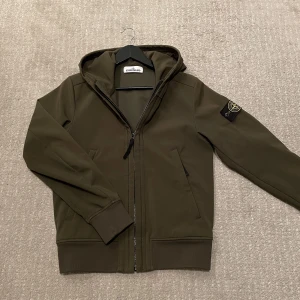 Stone island jacka  - Säljer min stone island jacka som är i väldigt bra skick! Skick 8/10! Perfekt nu till våren/sommaren! Den är självklart äkta!  Hör gärna av dig om du har frågor!