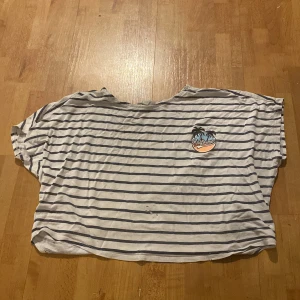 Magtröja  - Säljer en fin rutig magtröja med ett tryck som ni ser på 3 bilden. Säljer programs av att den blev för liten på mig. Den har lite små hål på framsidan men dom är inte stora. Den är från h&m 