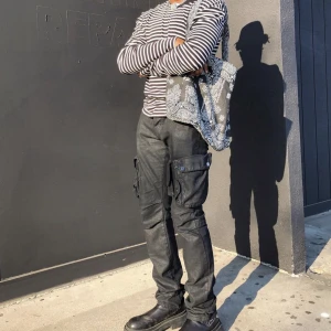 MNML Waxed Cargo - Mnml waxed cargo byxor i storlek 31. Oanvända med tags. Retail 900kr inklusive tull.