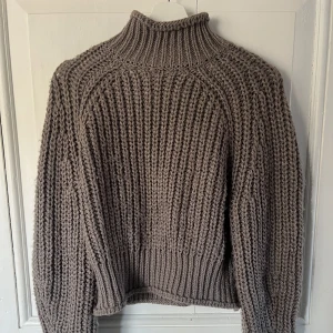 Stickad  - En så gott som ny stickad tröja från HM. Strl XS (lite stor i storleken) 60 kr 🤎 Betalning sker endast via swish och köparen betalar frakten! 