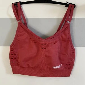 Gymshark träningsbh  - Säljer denna träningsbh:n då den knappt kommer till användning, vadderingen är borttagen❣️