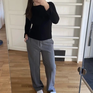 Oversized kostymbyxor - Säljer dessa kostymbyxor från junkyard då de är för stora! Endast använd fåtal gånger så de är i nyskick💓 Skriv vid intresse eller frågor😽