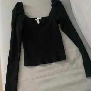 Fin tröja med V ringning, använd fåtal gånger, säljer pågrund av att den ej kommer till användning. Köpare står för frakt.