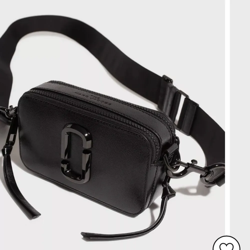 Hel svart snapshot väska från Marc Jacobs. Använd fåtal gånger, så i jättebra skick! Nypris 4199 kr, buda gärna! 💘. Väskor.