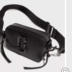 Hel svart snapshot väska från Marc Jacobs. Använd fåtal gånger, så i jättebra skick! Nypris 4199 kr, buda gärna! 💘