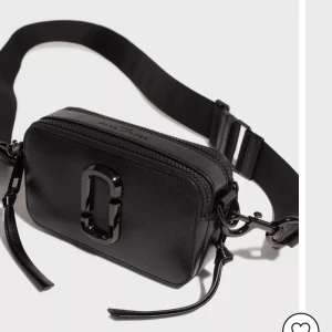 Marc Jacobs snapshot väska - Hel svart snapshot väska från Marc Jacobs. Använd fåtal gånger, så i jättebra skick! Nypris 4199 kr, buda gärna! 💘