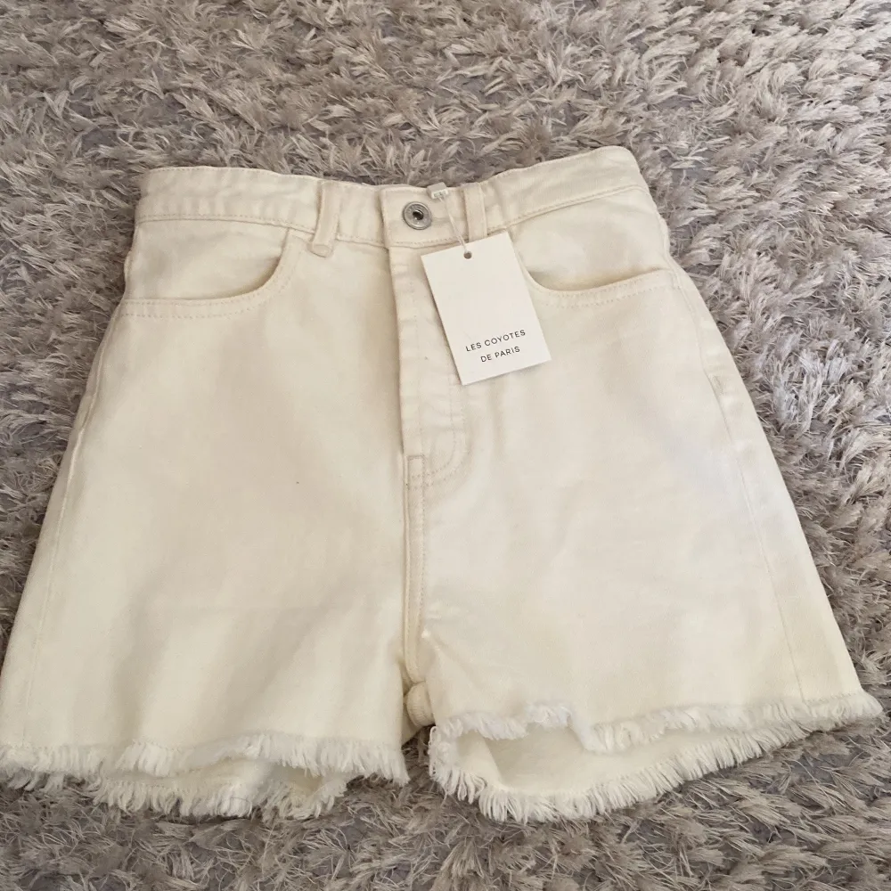 Jag säljer mina helt nya shorts från les coytes de Paris för att de är för små för mig. De är jättefina och är perfekta för sommaren.  Nypris ligger runt 1000kr. Pris kan diskuteras . Shorts.