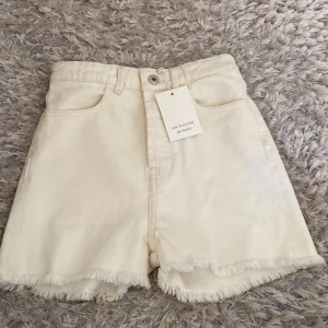 Les coytes de Paris shorts  - Jag säljer mina helt nya shorts från les coytes de Paris för att de är för små för mig. De är jättefina och är perfekta för sommaren.  Nypris ligger runt 1000kr. Pris kan diskuteras 
