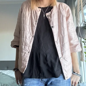 Trekvartsärmad jacka - Super söt rosa trekvartsärmad jacka perfekt nu till våren💋