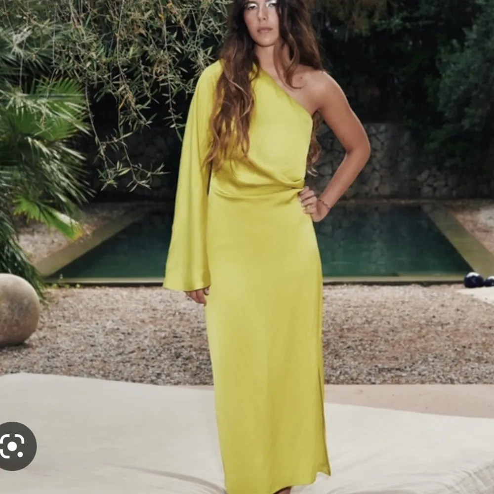 Söker denna one shoulder klänning från zara i gul, alla storlekar. . Klänningar.