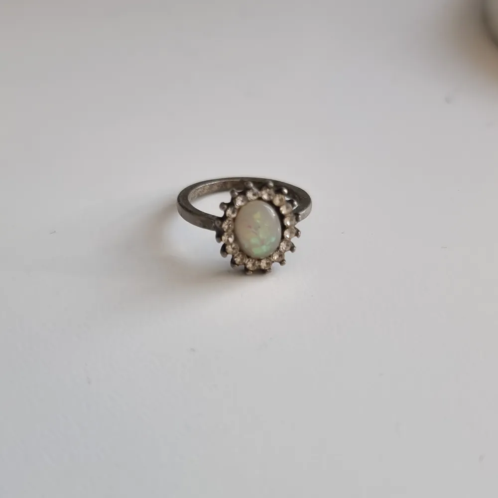Ring köpt från SHEIN, jag vet inte den exakta storleken men den är rätt så liten. Nytt skick, har knappt använt den. Ringen är silver och stenen är glittrig och vit.. Accessoarer.