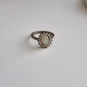 Ring köpt från SHEIN, jag vet inte den exakta storleken men den är rätt så liten. Nytt skick, har knappt använt den. Ringen är silver och stenen är glittrig och vit.